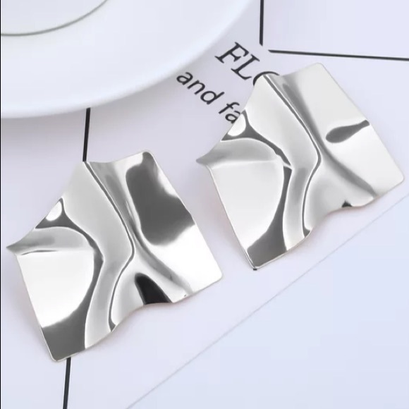 NEW💙💎MODERN SILVERY💍STATEMENT PAPER EARRING💎💙 - Picture 7 of 8